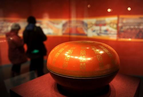 1月15日，清宮舊藏“燕喜同和”款礬紅地金彩雙“喜”字圓盒在首都博物館展出。新華社記者 羅曉光 攝