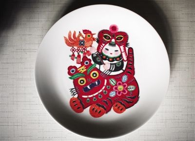 具有剪紙風格的刻瓷作品。