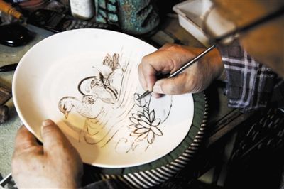 用鉆石刀刻瓷就像用畫筆作畫一樣，“持刀如持筆”。