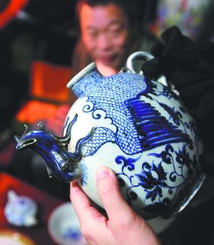 “樊家井”是景德鎮(zhèn)中低端仿品生產(chǎn)和批發(fā)基地，圖為仿元青花鳳首壺。